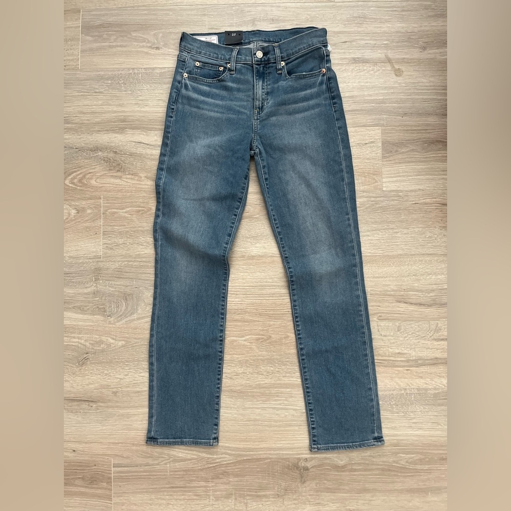 NWT GAP Women’s Classic Mid Rise Straight Jeans Medium Wash - Size 28/6 - Picture 2 of 8